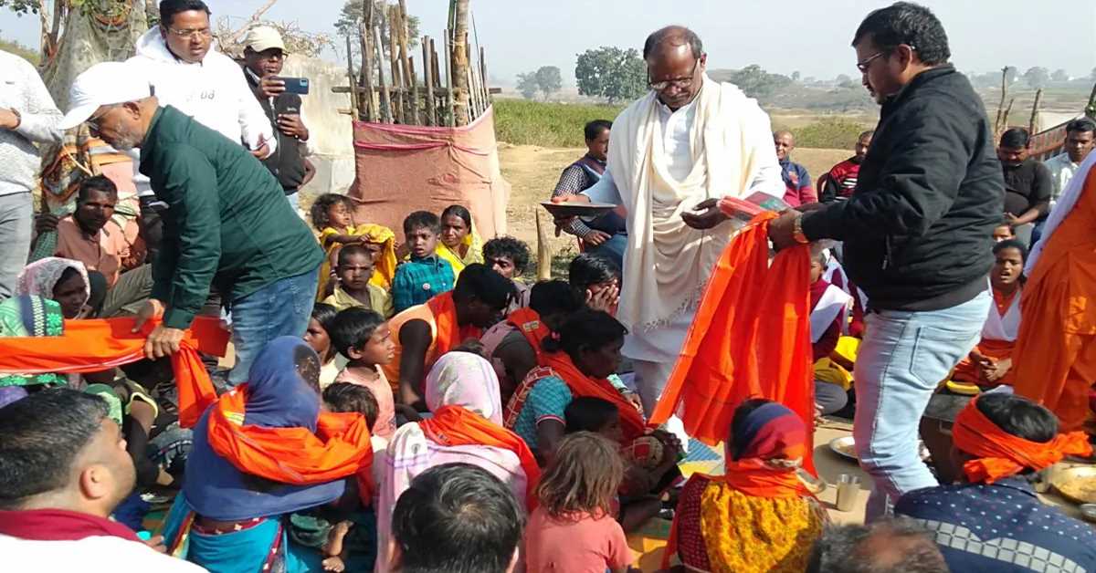 हजारीबाग में प्रलोभन में आकर ईसाई धर्म अपनाने वाले 200 लोग हिंदू धर्म में लौटे